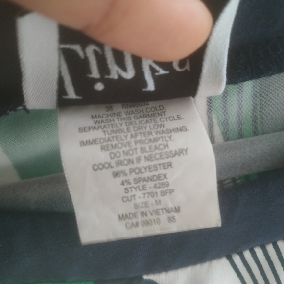 Abstract women's blouse - Picture 3 of 7